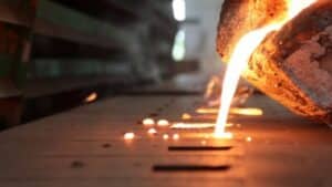 Light,From,High,Temperature,Iron,Molten,Metal,Pouring,In,Green Investment Casting